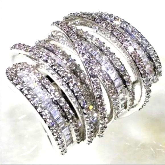 NEW! Gorgeous 6.4 CT Sterling Silver Diamond Ring. Simulated diamonds. Size 8 - Picture 3 of 3